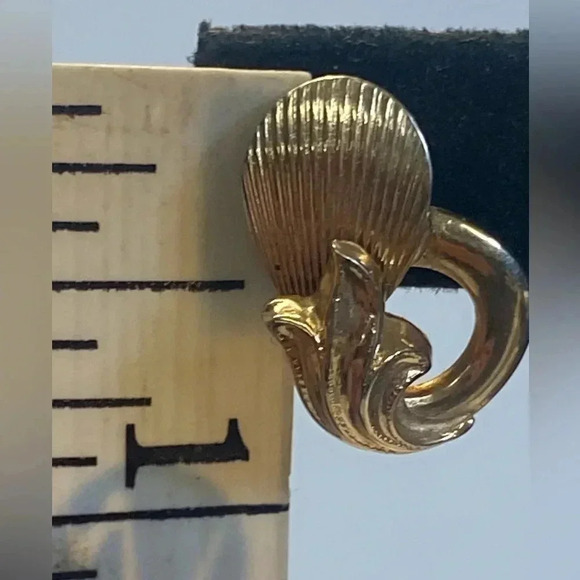 ALICE SCREW BACK EARRINGS IN GOLD - Picture 8 of 10